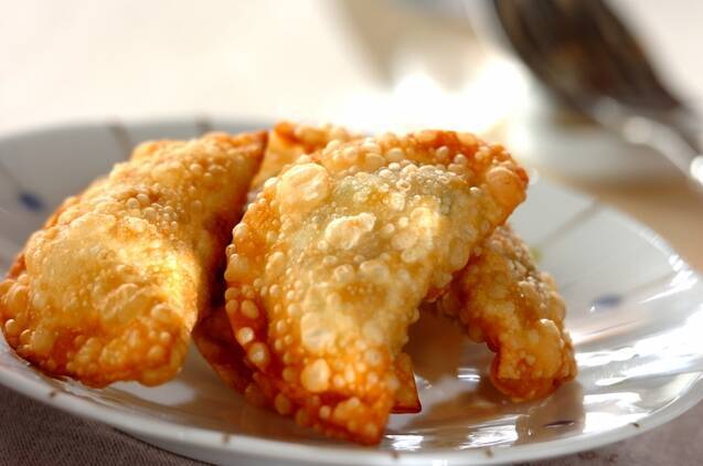 白い皿に盛りつけられている納豆とアボカド入りの揚げ餃子