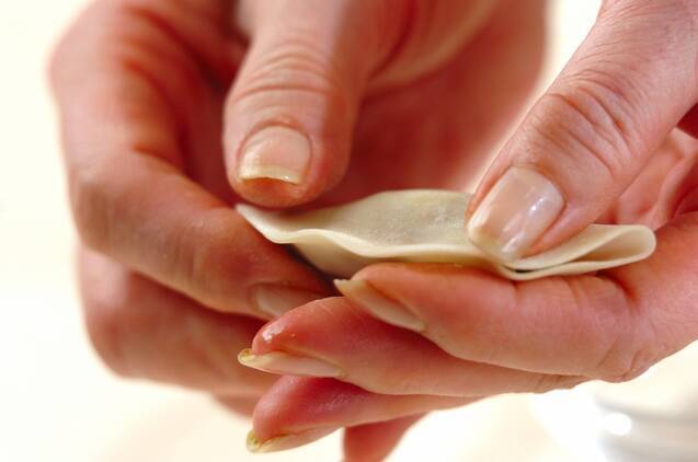 納豆とアボカドの揚げ餃子の作り方の手順3