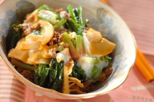 和皿に盛り付けたほうれん草と筍との卵とじ