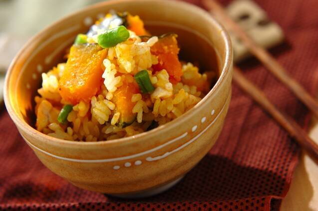 茶色の茶碗に盛り付けたかぼちゃごはん