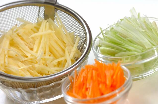 ジャガイモのせん切りサラダの作り方の手順1