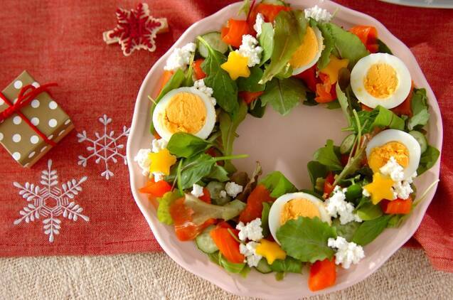 白い皿に盛られたクリスマスリースのサラダ