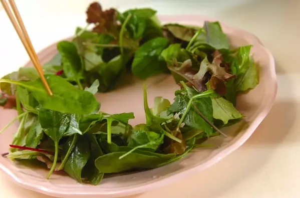 リース状に並べるだけ!リースサラダの作り方1