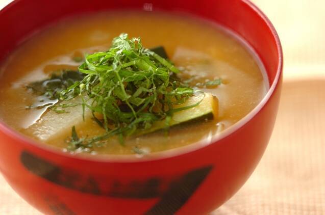 大葉をトッピングした、ズッキーニと長芋の味噌汁が入ったお椀