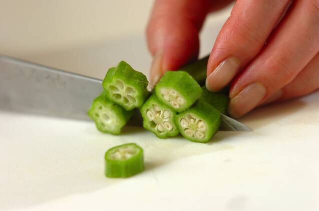 オクラと豆腐のおみそ汁の作り方の手順1