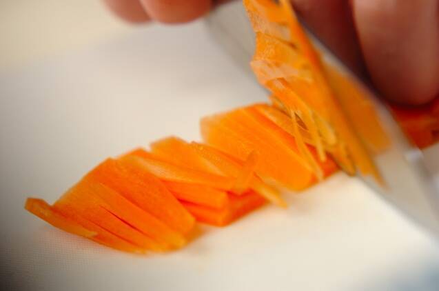 ニンジンとモヤシのみそ汁の作り方の手順1