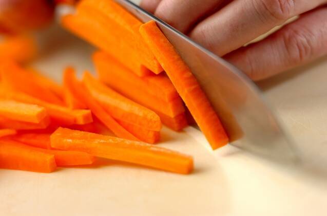 優しい甘みでこどもにも人気！ニンジンのゴマ和え by 杉本 亜希子さんの作り方の手順1