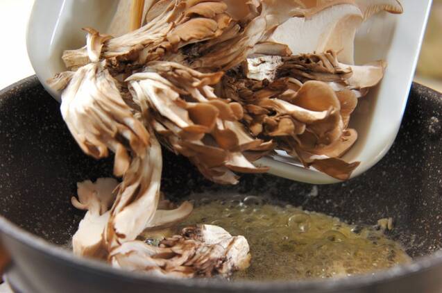 キノコのガーリックバターソテーの作り方の手順2