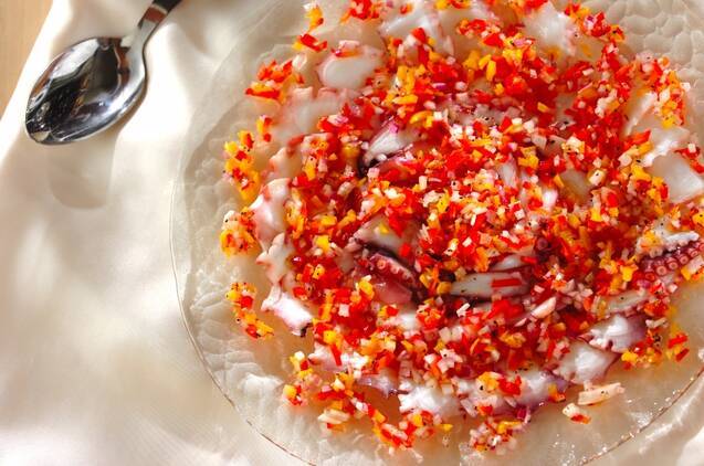 透明な皿に盛られたタコのパプリカソース