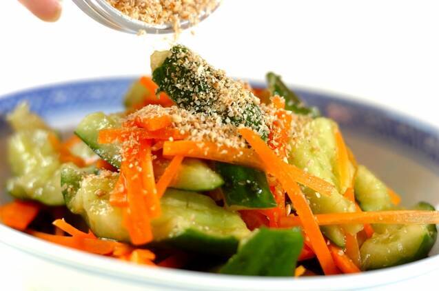 キュウリとニンジンの甘酢サラダの作り方の手順2