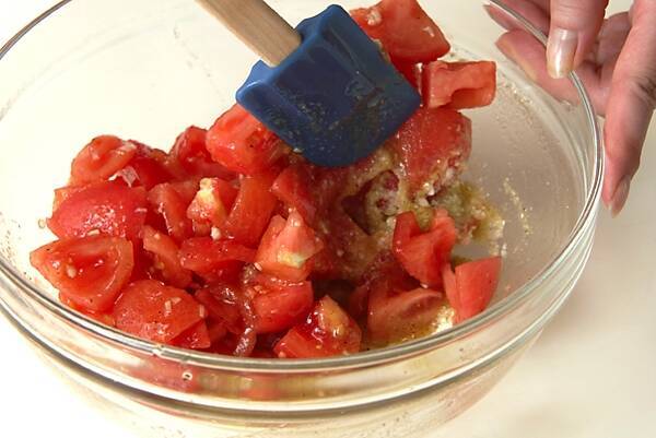 フレッシュトマトとバジルの冷製パスタの作り方の手順4