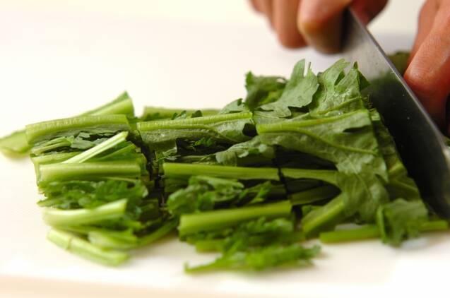 春菊と油揚げのサッと煮の作り方の手順1