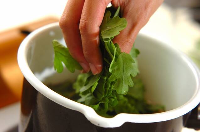 春菊と油揚げのサッと煮の作り方の手順3
