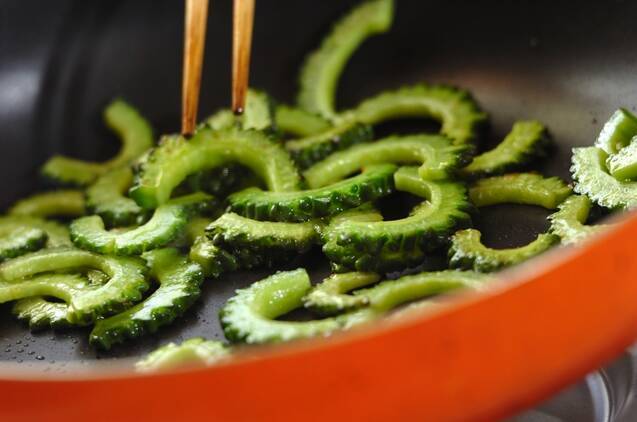 ゴーヤとソーセージの炒め物の作り方の手順3