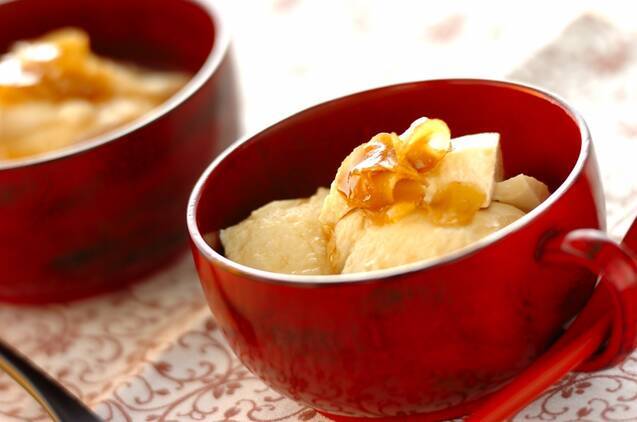赤いカップに盛り付けたしょうがシロップの豆腐デザート