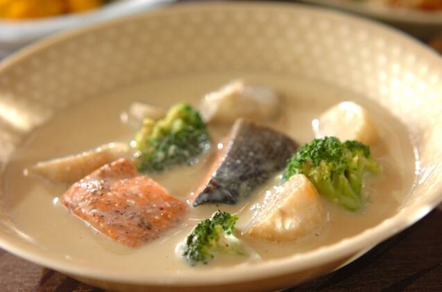 白い皿に盛り付けた野菜たっぷり鮭の豆乳クリームシチュー