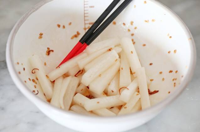 週末の作り置き 人気のレシピ 無限に食べられる！大根のピリ辛ナムルの作り方の手順2