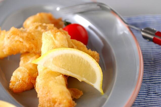 灰色の皿に盛り付けられたヒラメのふわふわフリッター