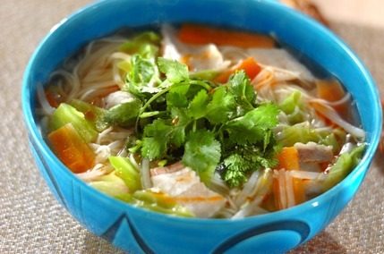 具だくさんのエスニックにゅうめん