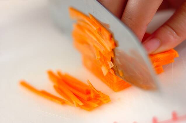 ニンジンと塩昆布きんぴらの作り方の手順1