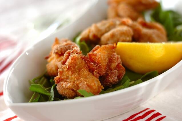 白い器に盛り付けたおからパウダー衣の唐揚げ