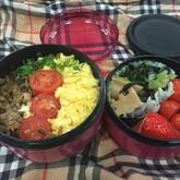 彩り鮮やか！簡単基本の三色丼 ご飯がすすむ 卵と鶏とキュウリで作る
