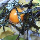 漬けアボカドの卵かけご飯