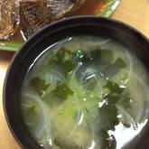 玉ネギとワカメのみそ汁