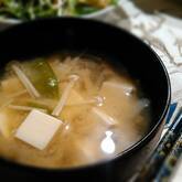 キヌサヤと豆腐のみそ汁