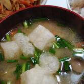 揚げ餅のみそスープ