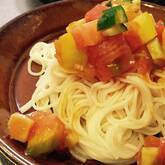 ニンニクの香りがそそる！トマトとバジルの冷製パスタ