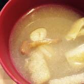 ナメコと油揚げの白みそ汁