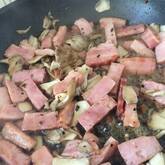 キノコとベーコンの五香粉炒め