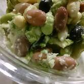 アボカドとビーンズのサラダ