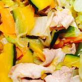 ご飯がすすむ味噌ダレで作る！豚肉とたっぷり野菜のピリ辛炒め