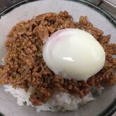 子どもも喜ぶ！簡単とろーり温泉卵のせミートソース丼