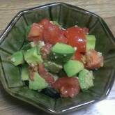 アボカドとトマトのサラダ