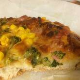 手作り生地のピザ