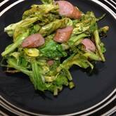 セロリの葉とソーセージ炒め