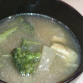 ブロッコリーと玉ネギのみそ汁