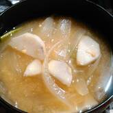 里芋と玉ネギのみそ汁