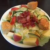 レタスとリンゴのサラダ