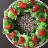 リース状に並べるだけ！リースサラダ