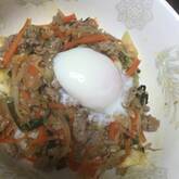 ひき肉と野菜たっぷりの丼ぶり ご飯がススム！