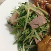 サッと作れる！ニンニク香る水菜とベーコンのシンプル炒め