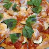 チーズとハーブのピザ