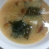 なめことワカメのみそ汁