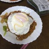 目玉焼きのせ焼きそば