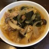 ワカメとキノコの煮込みうどん
