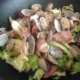 サッとできて絶品！春キャベツとアサリのガーリック蒸し